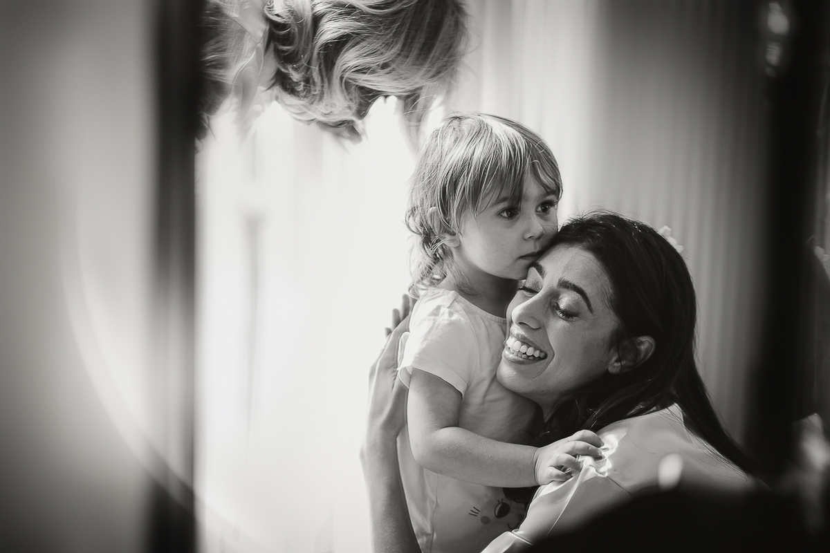 Tenuta La Cascinetta di Buriasco. Matrimonio. Preparazione della sposa. Sposa con la sua bambina