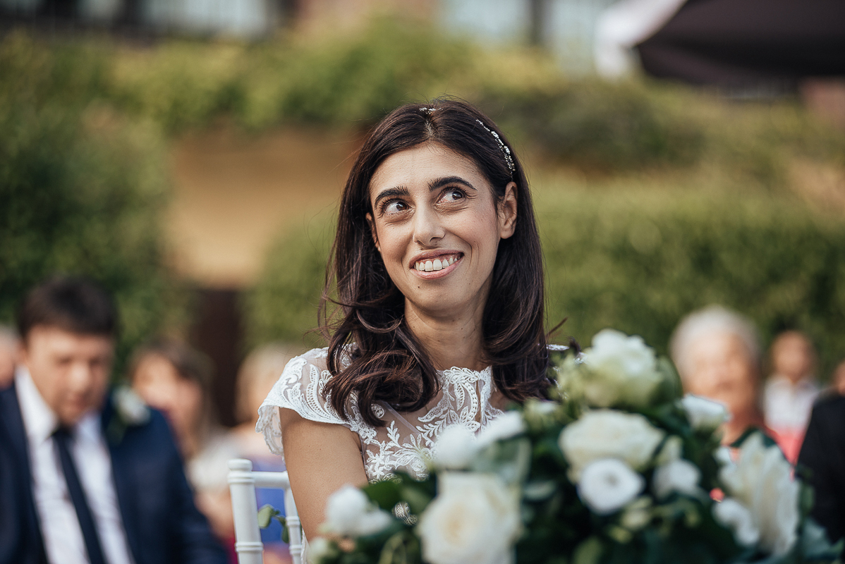 Tenuta La Cascinetta di Buriasco. Matrimonio. Cerimonia. Sposa con una buffa espressione.