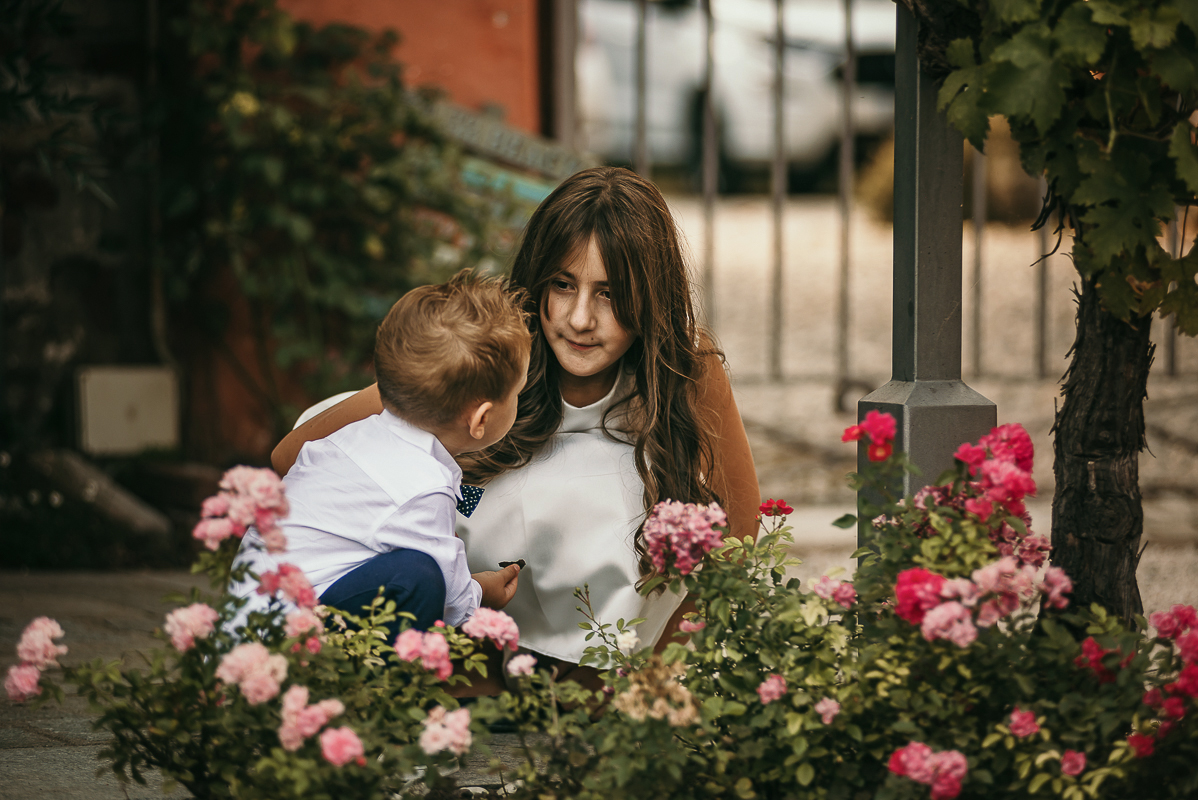Tenuta La Cascinetta di Buriasco. Matrimonio. Cerimonia. ragazzina con bambino piccolo.