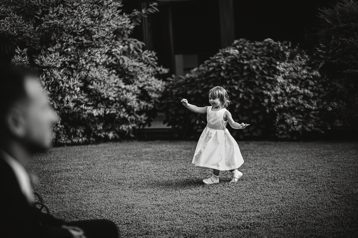 Tenuta La Cascinetta di Buriasco. Matrimonio. Cerimonia. Figlia degli sposi che se ne va in giro.