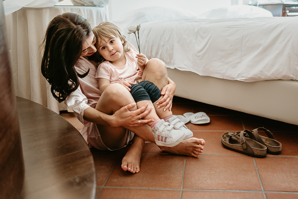 Tenuta La Cascinetta di Buriasco. Matrimonio. Preparazione della sposa. Sposa con la sua bambina