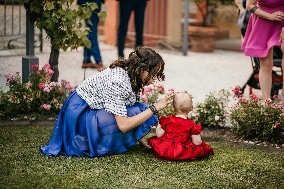 Tenuta La Cascinetta di Buriasco. Matrimonio. Cerimonia.Ragazzina con bambina piccola.