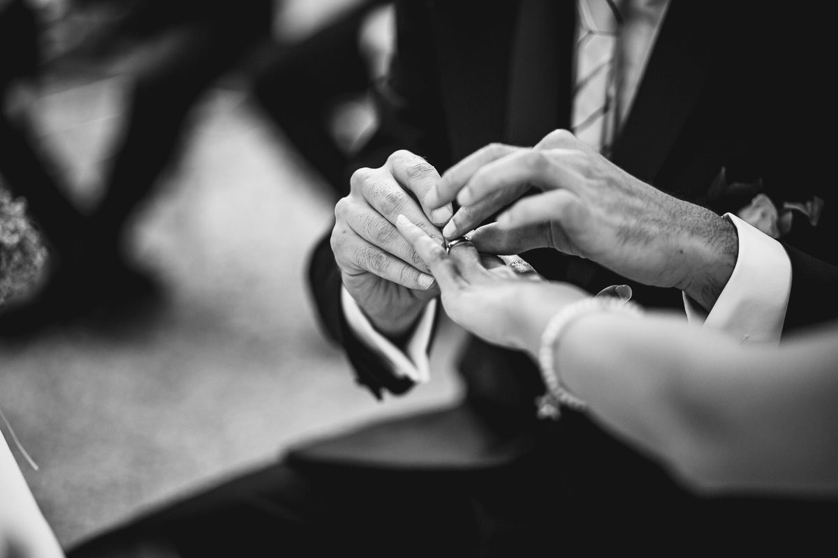 Tenuta La Cascinetta di Buriasco. Matrimonio. Cerimonia. sposo mette l'anello al dito della sposa. dettaglio