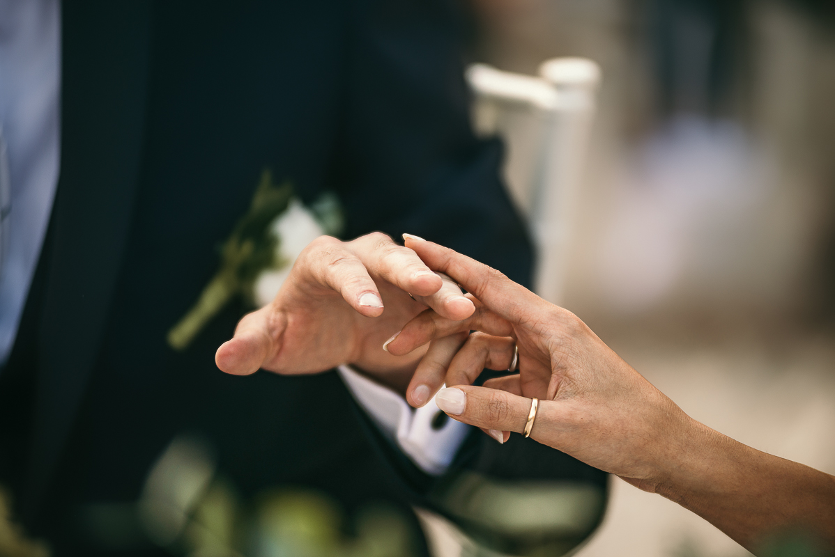 Tenuta La Cascinetta di Buriasco. Matrimonio. Cerimonia. sposa sfiora la mano dello sposo. dettaglio.