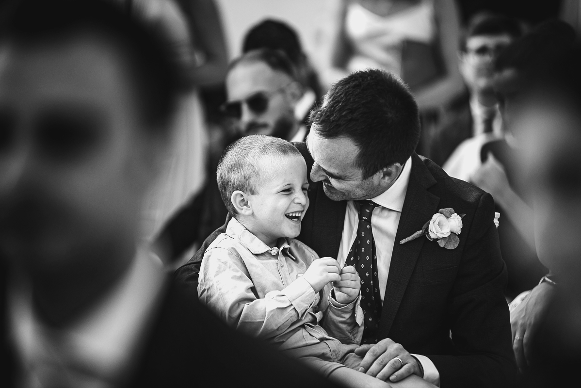 Tenuta La Cascinetta di Buriasco. Matrimonio. Cerimonia. Fratello dello sposo con il suo bambino