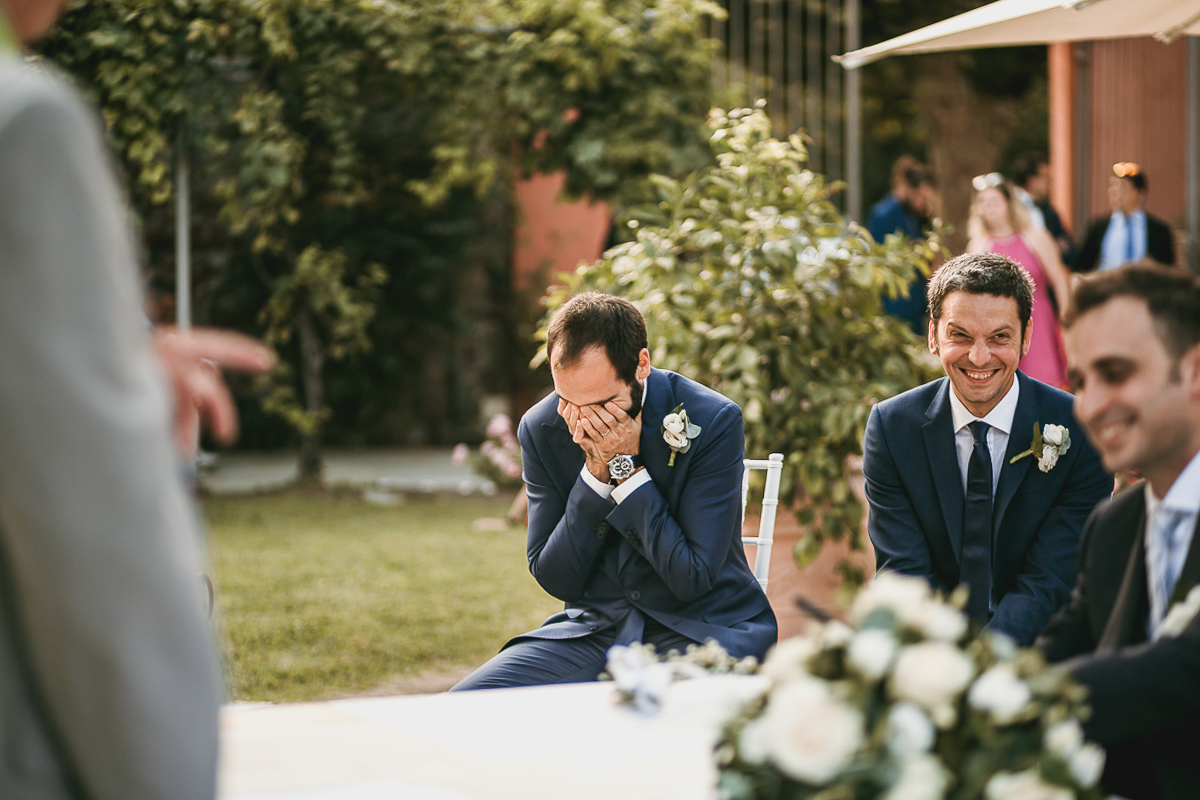 Tenuta La Cascinetta di Buriasco. Matrimonio. Cerimonia. testimoni dello sposo con una buffa espressione.