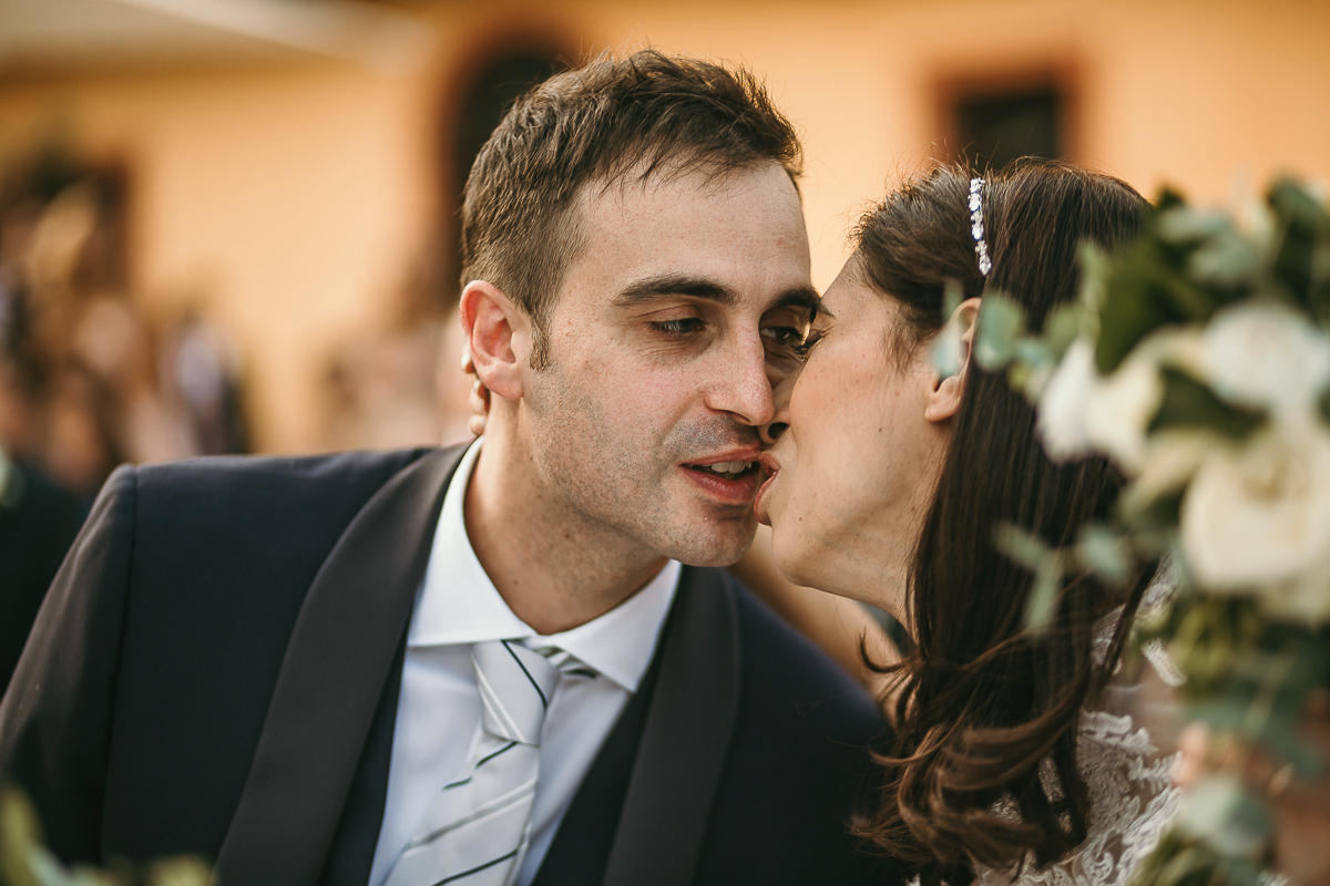 Tenuta La Cascinetta di Buriasco. Matrimonio. Cerimonia. Bacio degli sposi.