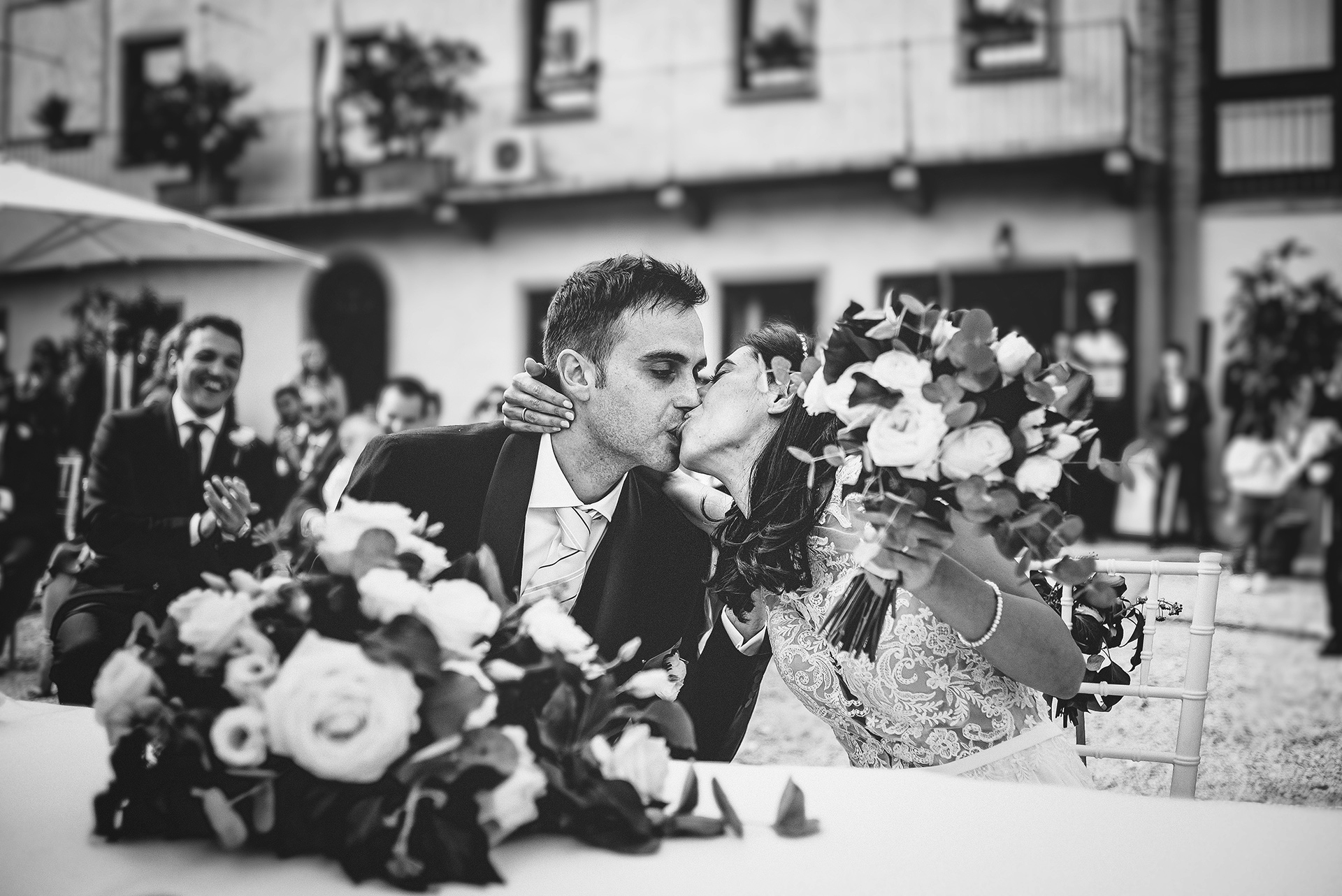 Tenuta La Cascinetta di Buriasco. Matrimonio. Cerimonia. bacio degli sposi bianco e nero.