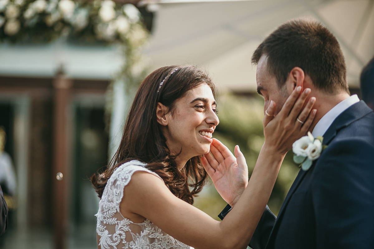 Tenuta La Cascinetta di Buriasco. Matrimonio. Cerimonia. sposi si accarezzano.