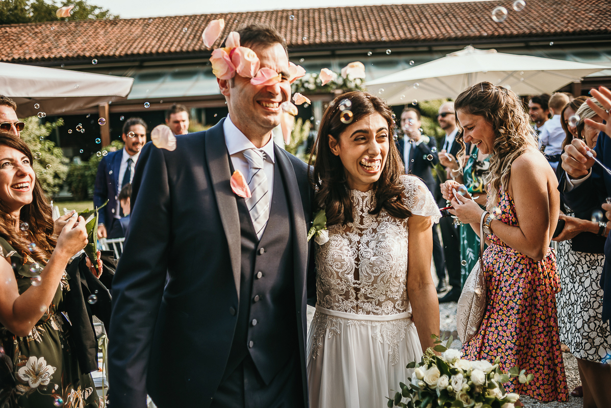 Tenuta La Cascinetta di Buriasco. Matrimonio. Cerimonia. lancio dei petali.