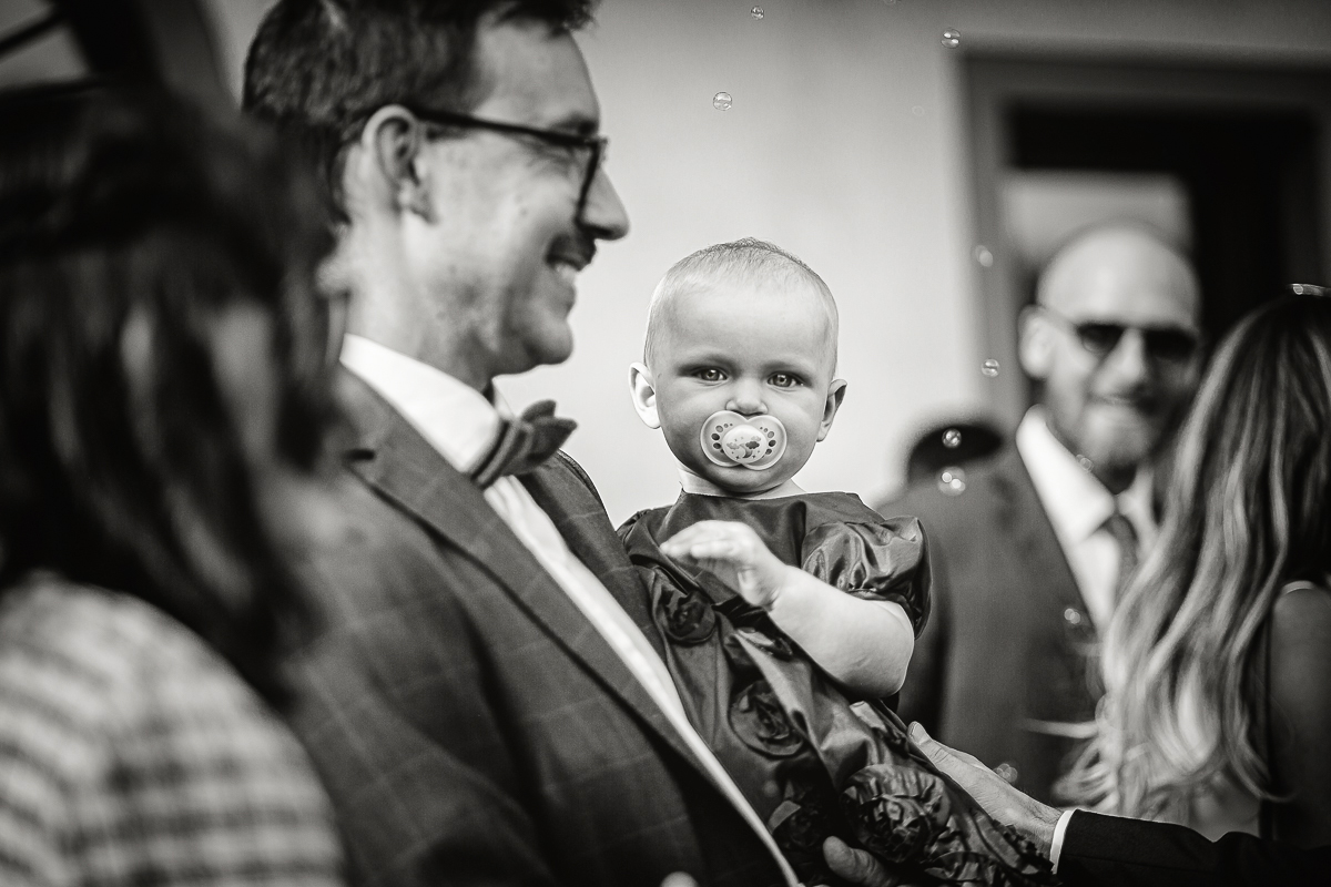 Tenuta La Cascinetta di Buriasco. Matrimonio. Cerimonia. Bambina con il succhiotto.