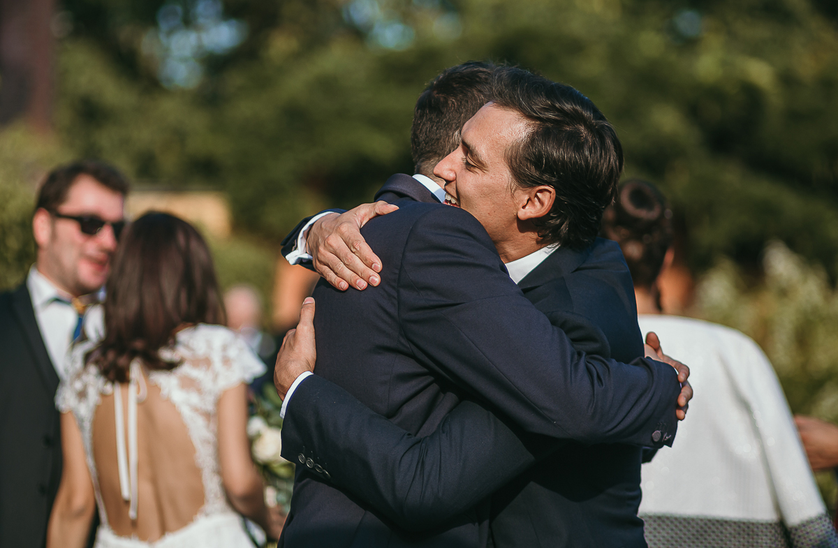 Tenuta La Cascinetta di Buriasco. Matrimonio. Cerimonia. Baci e abbracci.
