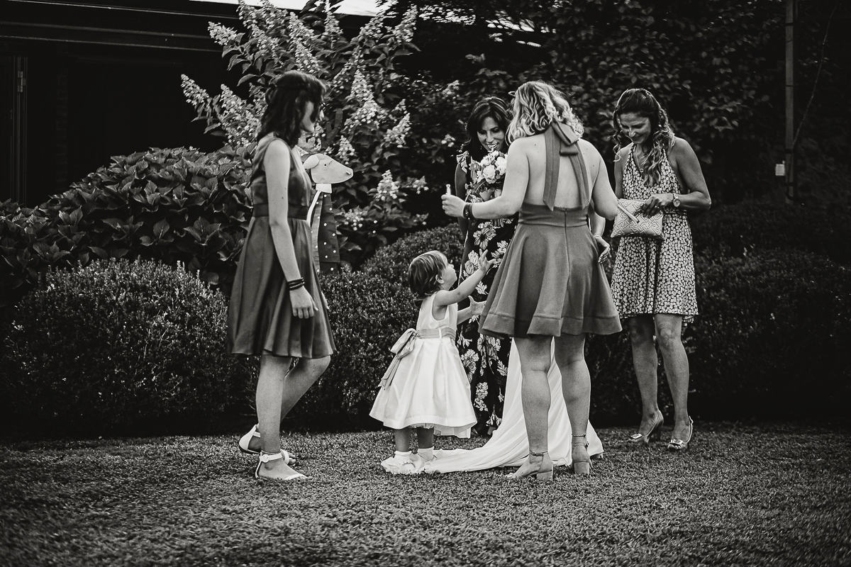 Tenuta La Cascinetta di Buriasco. Matrimonio. Cerimonia. Sposa con le amiche e la sua bambina