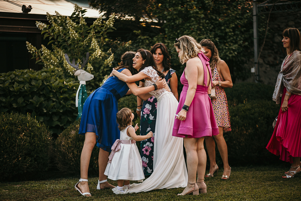 Tenuta La Cascinetta di Buriasco. Matrimonio. Cerimonia. Baci e abbracci. Sposa con le amiche e la bambina.