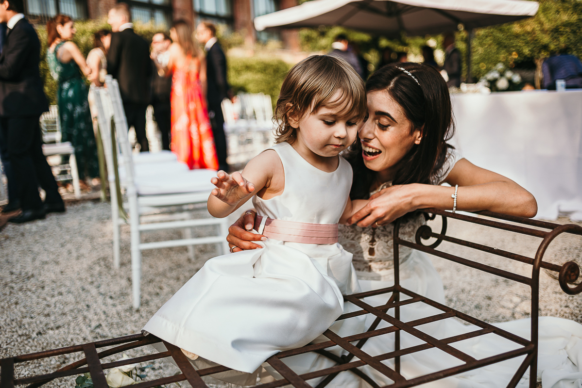 Tenuta La Cascinetta di Buriasco. Matrimonio. Cerimonia. Sposa con la sua bambina.