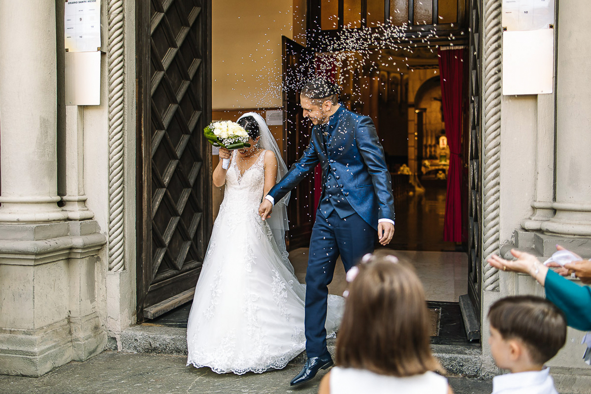 Matrimonio a Torino, chiesa di San Gioacchino. Cerimonia.Uscita degli sposi. Lancio del riso.