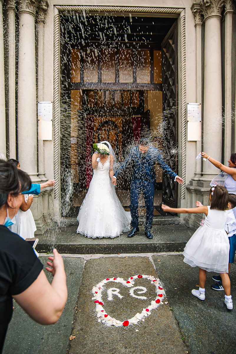 Matrimonio a Torino, chiesa di San Gioacchino. Cerimonia.Uscita degli sposi. Lancio del riso.