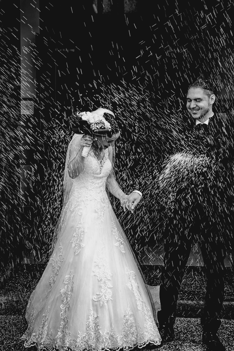 Matrimonio a Torino, chiesa di San Gioacchino. Cerimonia.Uscita degli sposi. Lancio del riso.
