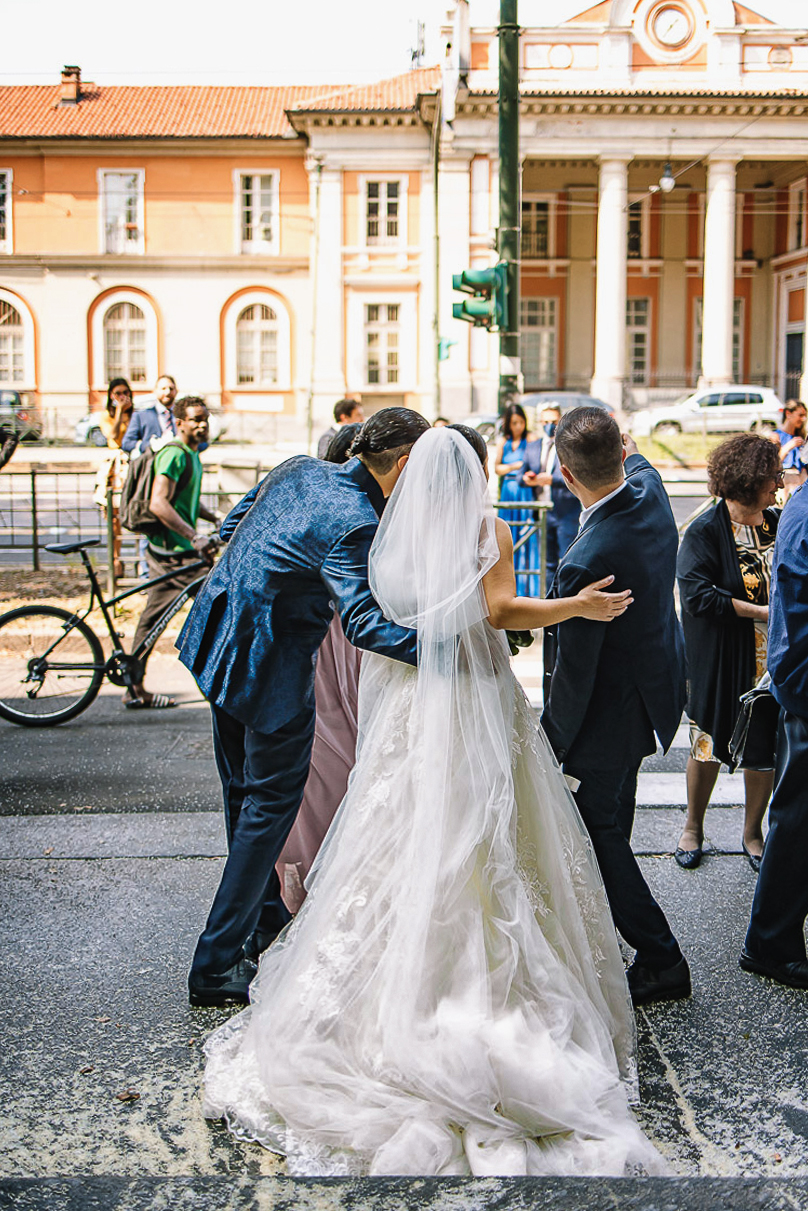 Matrimonio a Torino, chiesa di San Gioacchino. Cerimonia.Uscita degli sposi. Lancio del riso. Selfie