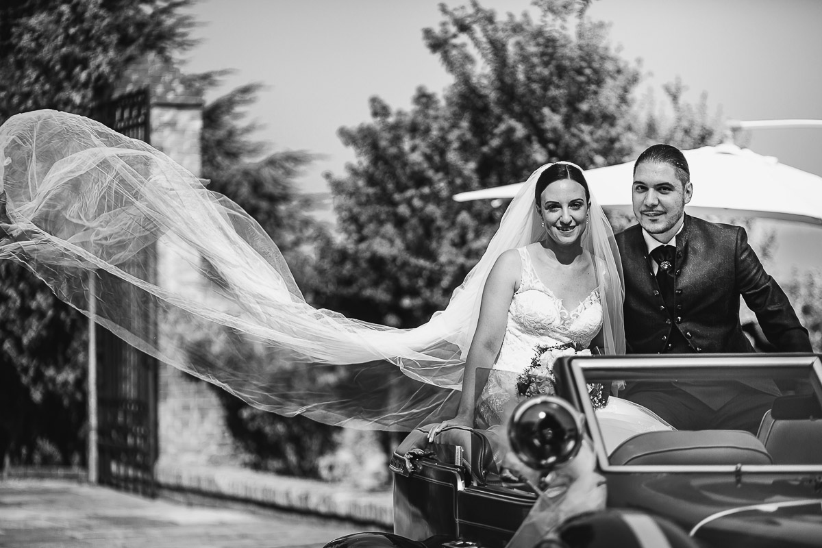 Castello di Cortanze, marrimonio , aperitivo. Foto di coppia sull'auto scoperta.