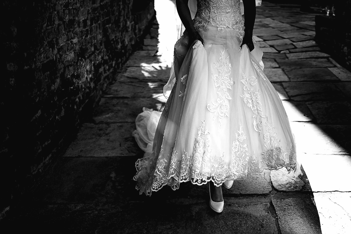 Castello di Cortanze, marrimonio , aperitivo. particolare della scarpa della sposa.