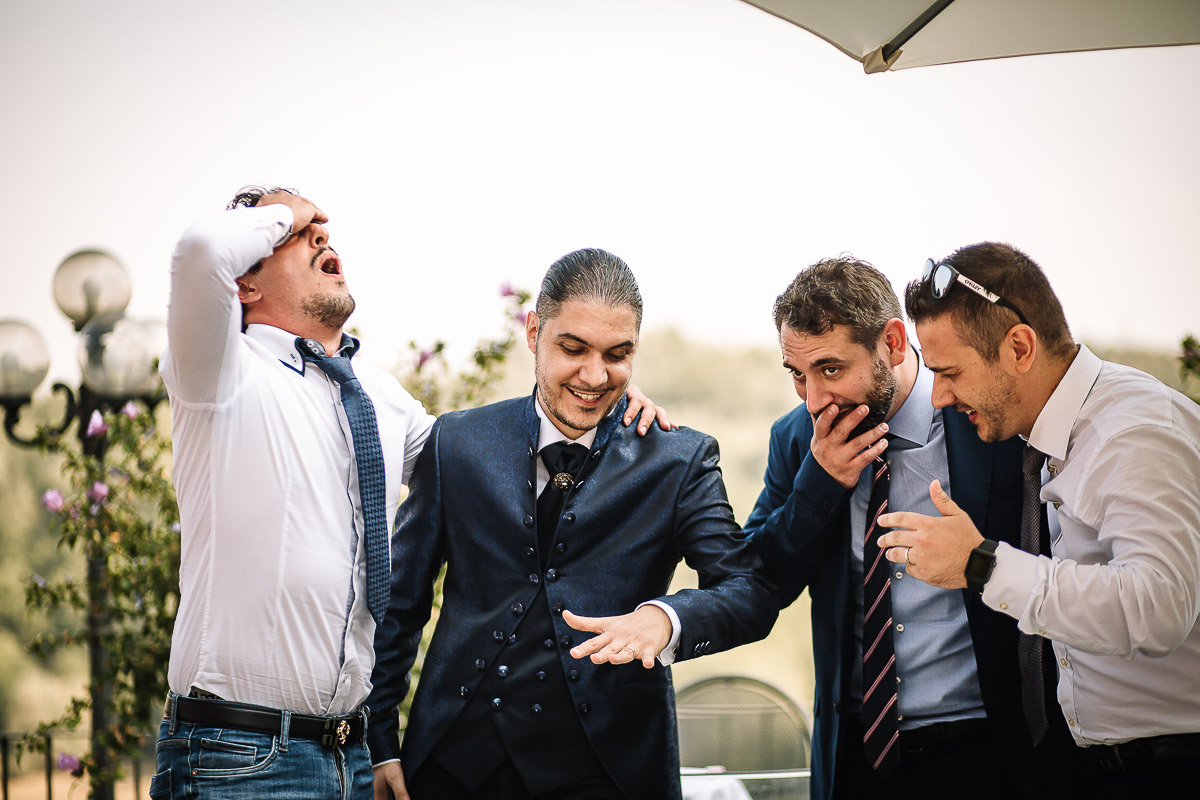 Castello di Cortanze, matrimonio. Aperitivo. Sposo con gli amici
