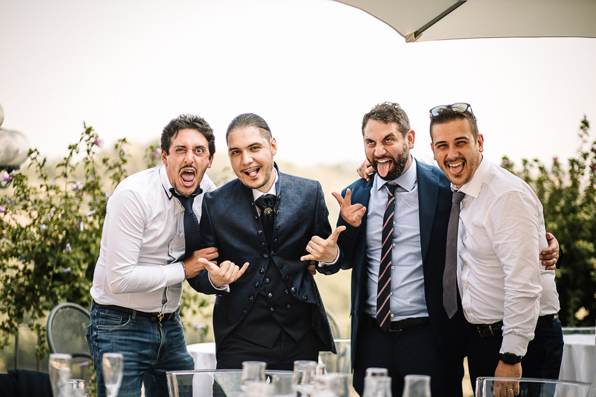 Castello di Cortanze, matrimonio. Aperitivo. Sposo con gli amici