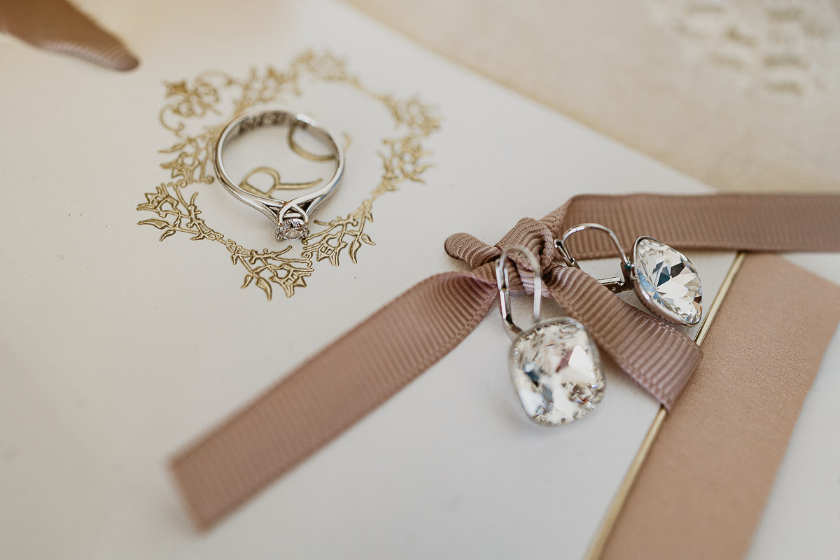 Matrimonio a Torino, preparazione della sposa, anello di fidanzamento, orecchini e partecipazioni