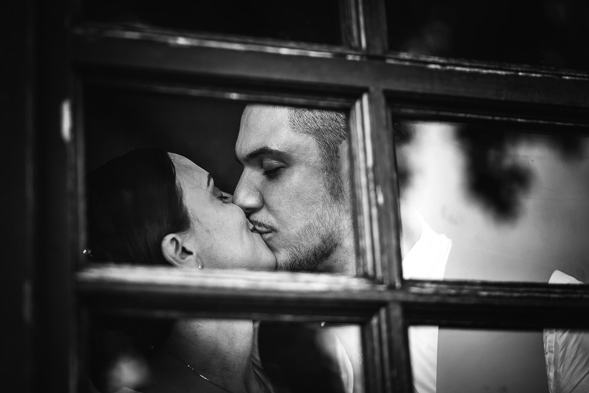 Castello di Cortanze, matrimonio. Ricevimento. bacio degli sposi da una finestra