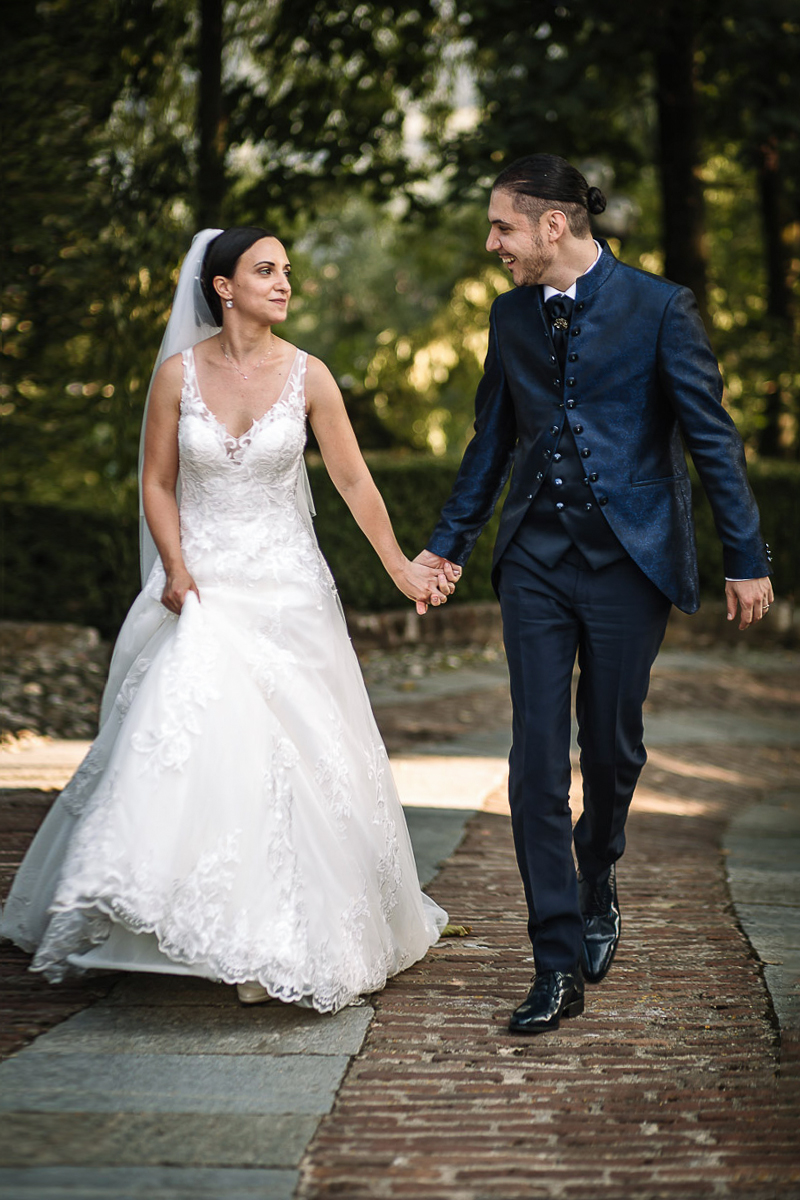 Castello di Cortanze, matrimonio. Ricevimento. Sposi che passeggiano.