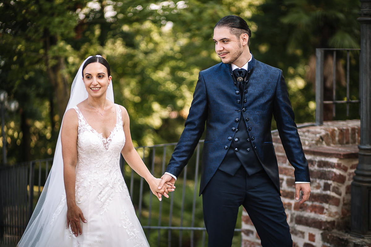 Castello di Cortanze, matrimonio. Ricevimento. Sposi che camminano