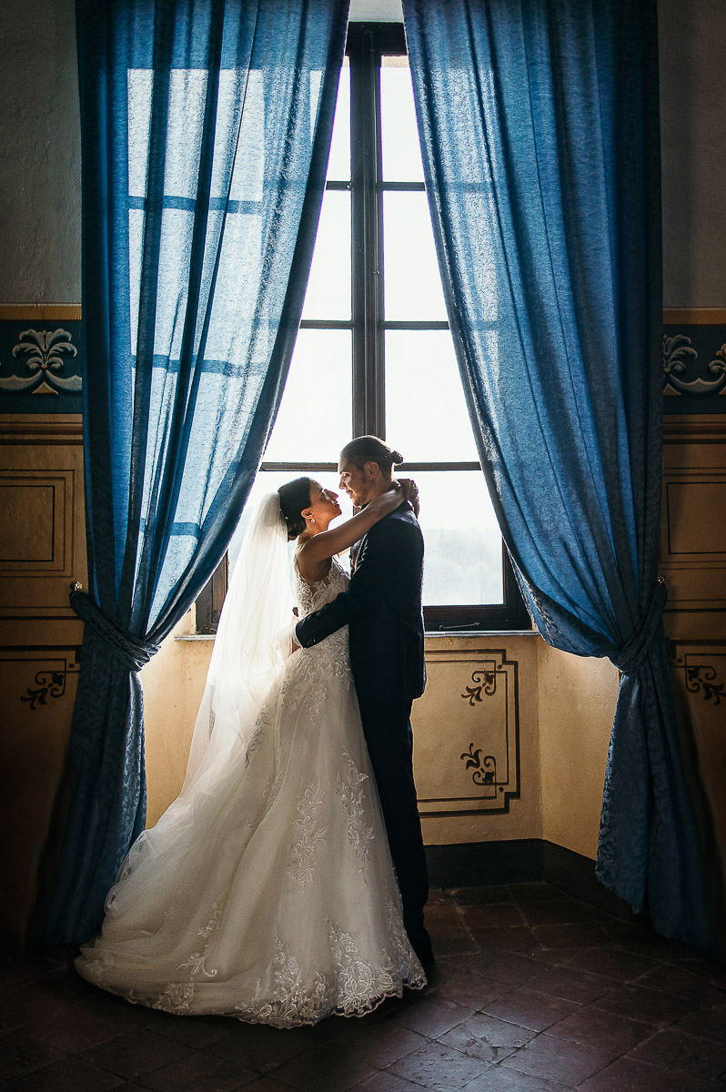 Castello di Cortanze, matrimonio. Ricevimento.Ritratto degli sposi davanti alla finestra