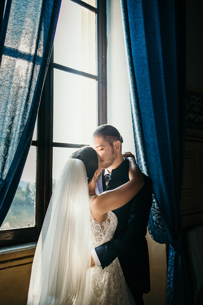 Castello di Cortanze, matrimonio. Ricevimento. Bacio degli sposi davanti alla finestra
