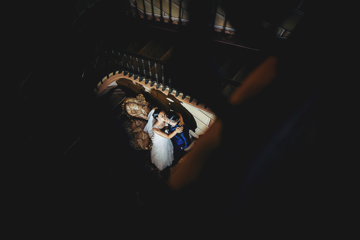 Castello di Cortanze, matrimonio. Ricevimento.Ritratto degli sposi dall'alto. bacio. Uso del flash esterno. Godox