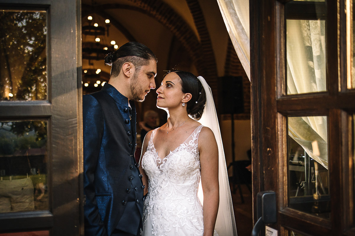 Castello di Cortanze, matrimonio. Ricevimento.Ritratto degli sposi. uso del flash esterno Godox, dietro gli sposi.