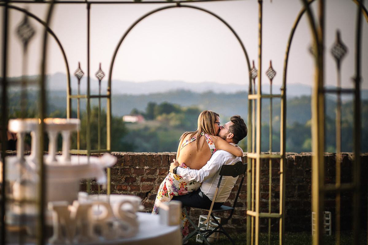 Castello di Cortanze, matrimonio. Ricevimento.Invitati che si baciano.