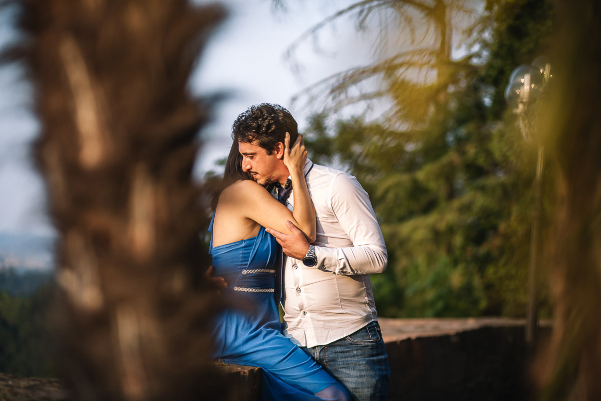 Castello di Cortanze, matrimonio. Ricevimento.Coppia di amici che si baciano
