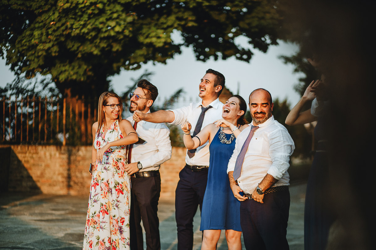 Castello di Cortanze, matrimonio. Ricevimento.Foto scherzoasa di un gruppo di amici