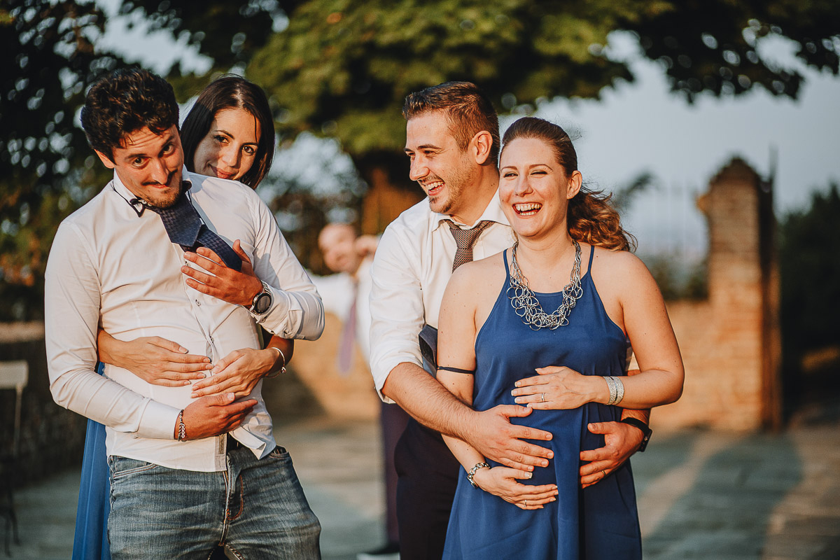Castello di Cortanze, matrimonio. Ricevimento.Foto di gruppo scherzosa. amici che si divertono