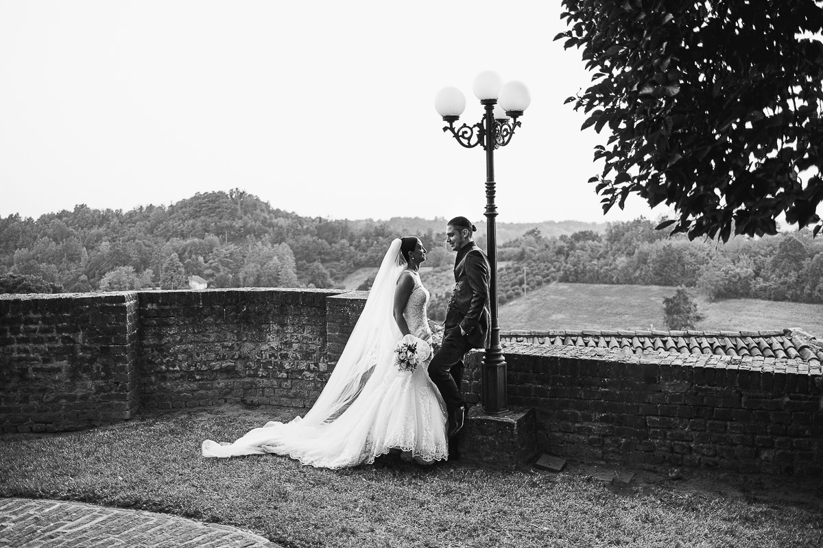 Castello di Cortanze, matrimonio. Ricevimento.Foto di coppia al tramonto. Sposi sotto un lampione