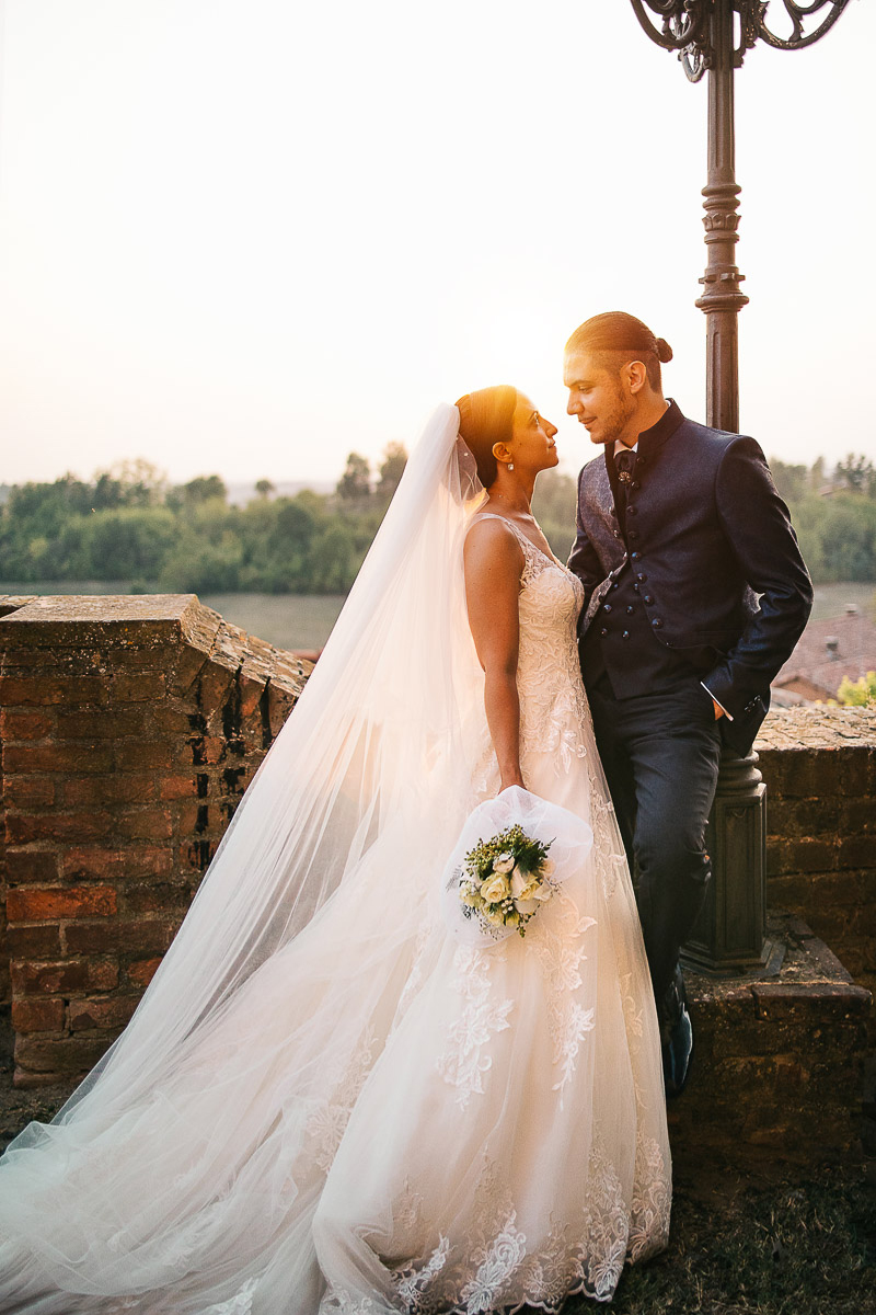Castello di Cortanze, matrimonio. Ricevimento.Foto di coppia al tramonto. Sposi sotto un lampione