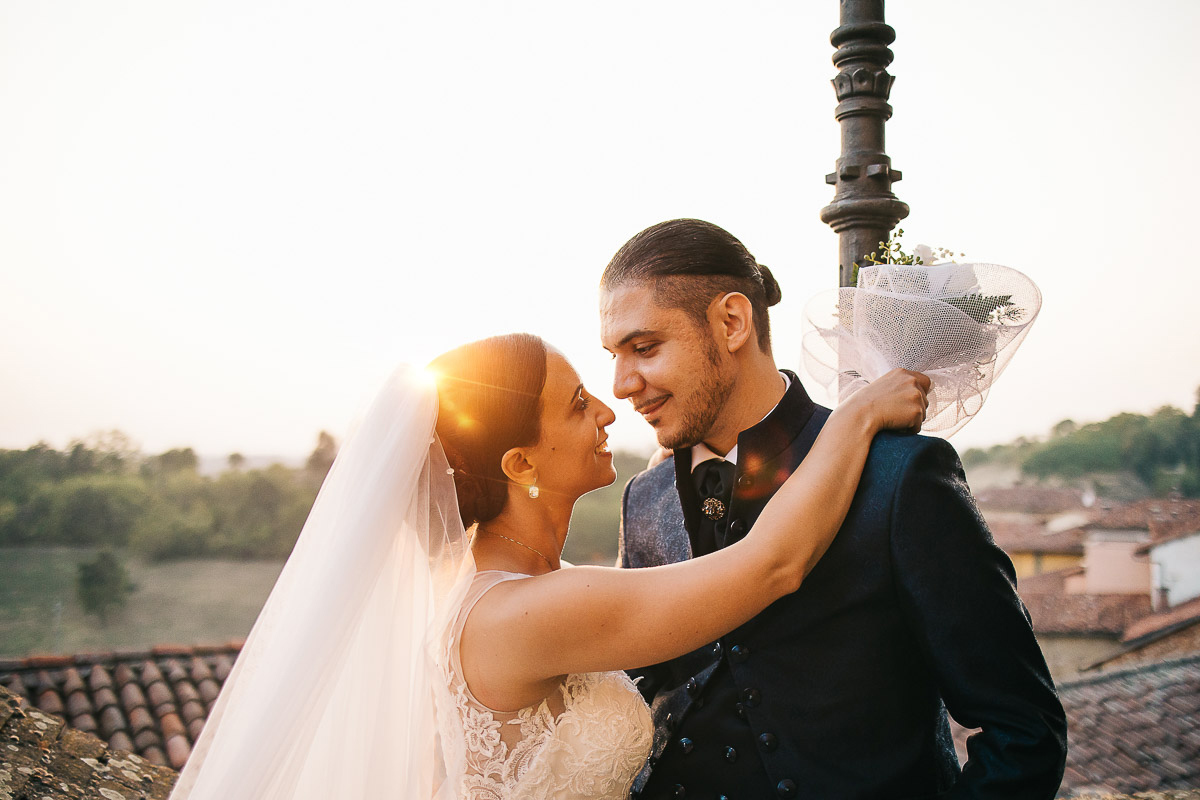 Castello di Cortanze, matrimonio. Ricevimento.Foto di coppia al tramonto. Sposi sotto un lampione