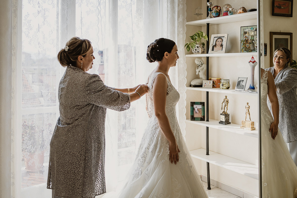 Matrimonio a Torino, preparazione della sposa, vestizione della sposa