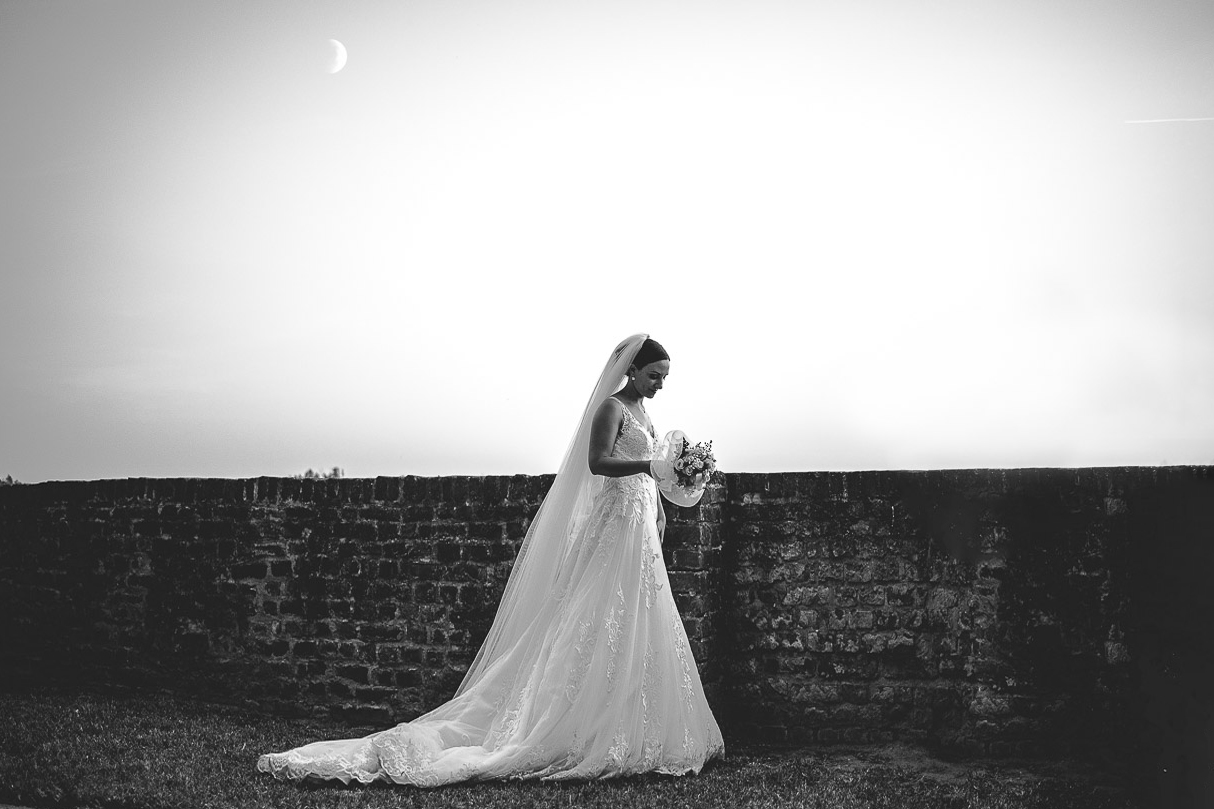 Castello di Cortanze, matrimonio. Ricevimento.Foto di coppia al tramonto. Sposa con la luna