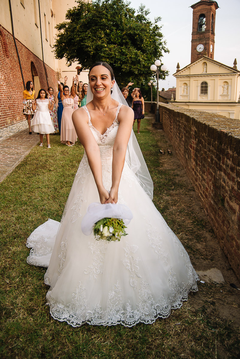 Castello di Cortanze, matrimonio. Ricevimento.Foto di coppia al tramonto. Lancio del bouquet