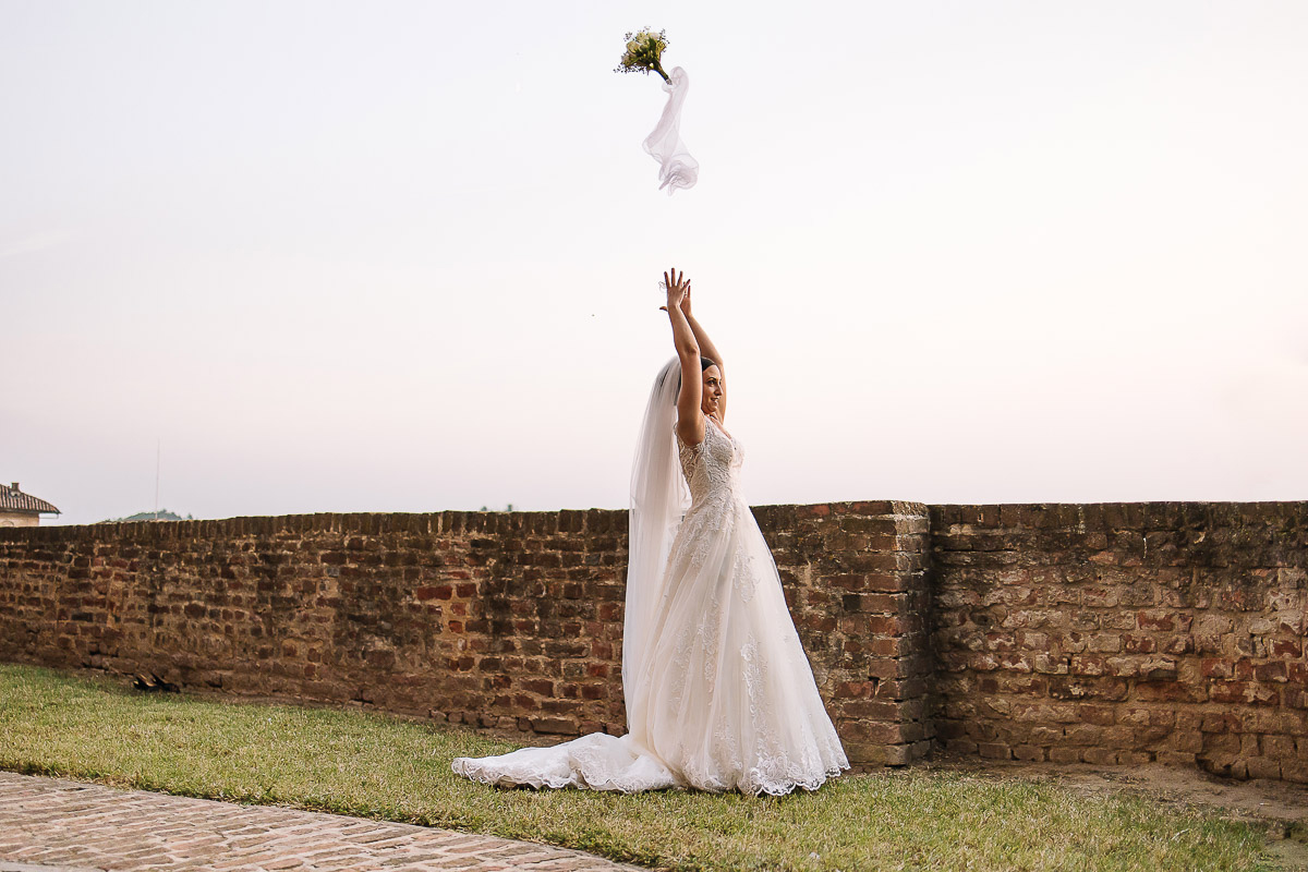 Castello di Cortanze, matrimonio. Ricevimento.Foto di coppia al tramonto. Lancio del bouquet