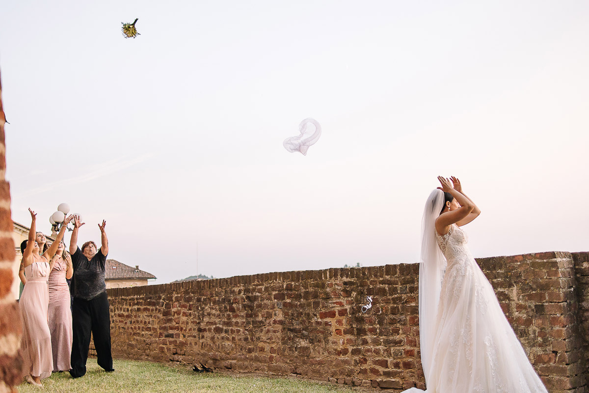 Castello di Cortanze, matrimonio. Ricevimento.Foto di coppia al tramonto. Lancio del bouquet