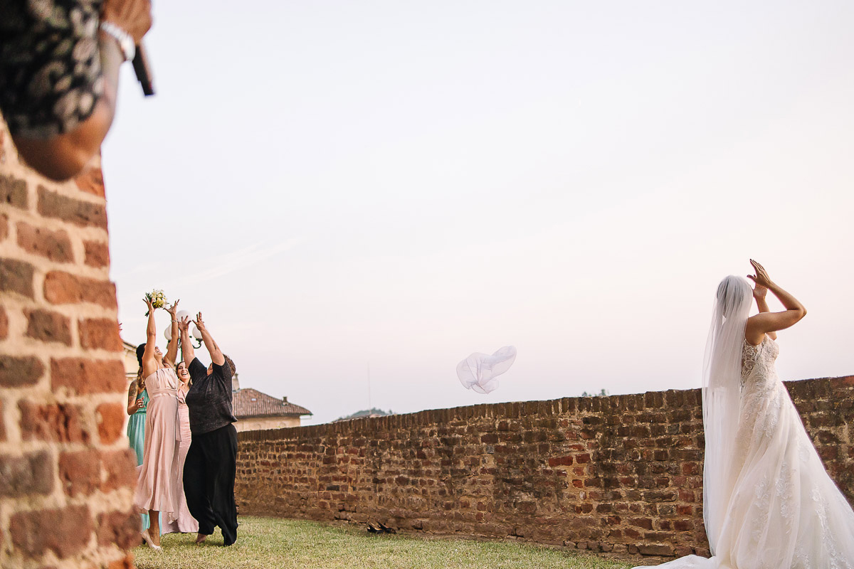 Castello di Cortanze, matrimonio. Ricevimento.Foto di coppia al tramonto. Lancio del bouquet