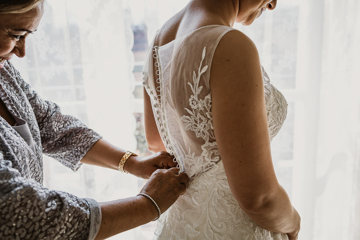 Matrimonio a Torino, preparazione della sposa, vestizione della sposa.