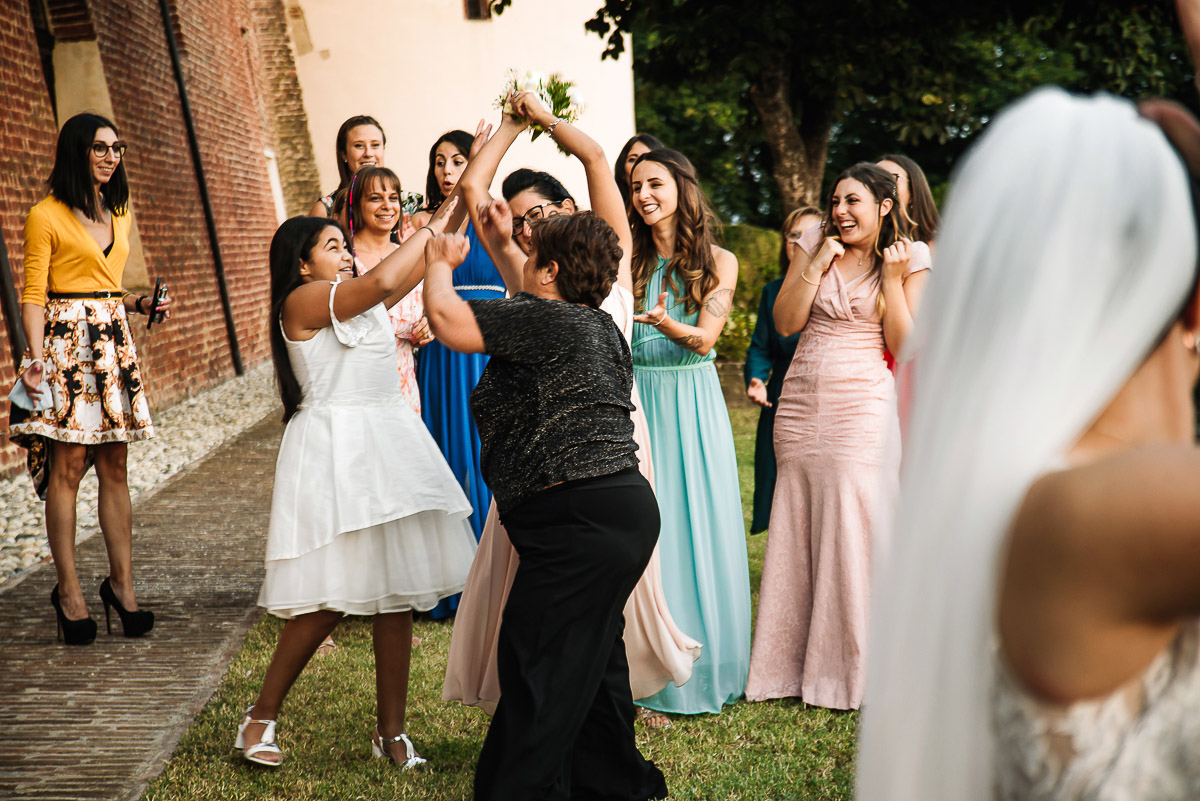 Castello di Cortanze, matrimonio. Ricevimento.Foto di coppia al tramonto. Lancio del bouquet